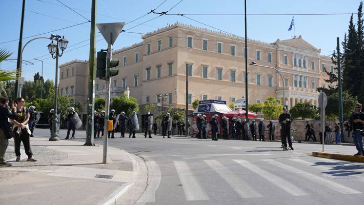 October 21, 2026, Athens, Greece: ATHENS, GREECE, OCTOBER 21, 2026: Students and educators march through central Athens towards the Greek Parliament during nationwide education protests and teachers™ strike action. Demonstrators demand increased public education funding, improved school facilities, smaller classes and higher teachers™ salaries, while opposing education privatisation. Athens Greece - ZUMAq101 20261021_zna_q101_250 Copyright: xVedatxYelerx
