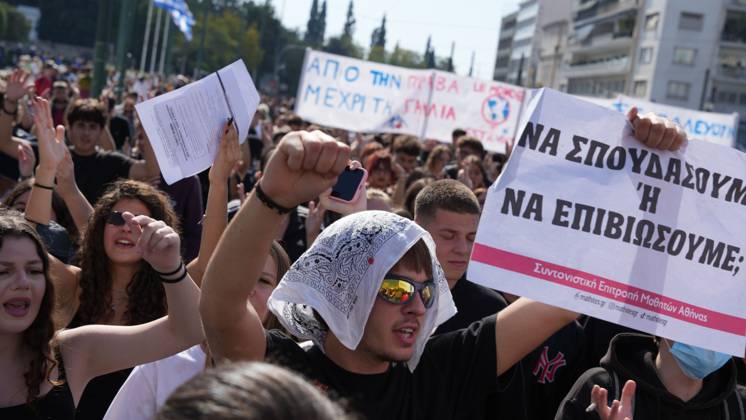 October 21, 2026, Athens, Greece: ATHENS, GREECE, OCTOBER 21, 2026: Students and educators march through central Athens towards the Greek Parliament during nationwide education protests and teachers™ strike action. Demonstrators demand increased public education funding, improved school facilities, smaller classes and higher teachers™ salaries, while opposing education privatisation. Athens Greece - ZUMAq101 20261021_zna_q101_258 Copyright: xVedatxYelerx
