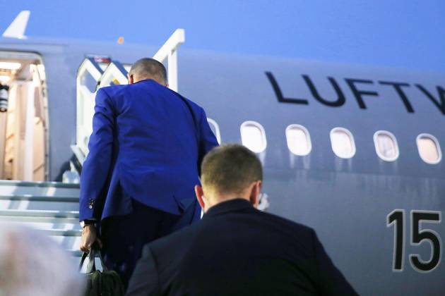 Schönefeld near Berlin, Brandenburg, Germany, October 22, 2026 BER Airport: Chancellor’s international trip to Montenegro—Chancellor Friedrich Merz of the CDU arrives on the tarmac and boards a Government Air Service aircraft for his departure Copyright: xdtsxNachrichtenagenturx dts_140212