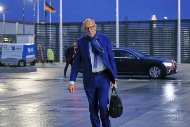 Schönefeld near Berlin, Brandenburg, Germany, October 22, 2026 BER Airport: Chancellor’s international trip to Montenegro—Chancellor Friedrich Merz of the CDU arrives on the tarmac and boards a Government Air Service aircraft for his departure Copyright: xdtsxNachrichtenagenturx dts_140209