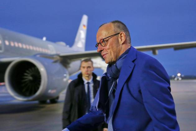 Schönefeld near Berlin, Brandenburg, Germany, October 22, 2026 BER Airport: Chancellor’s international trip to Montenegro—Chancellor Friedrich Merz of the CDU arrives on the tarmac and boards a Government Air Service aircraft for his departure Copyright: xdtsxNachrichtenagenturx dts_140210