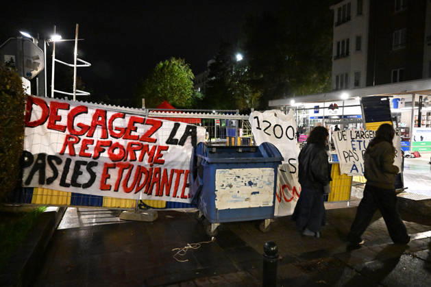Students blocked the ULB campus in Brussels BRUSSELS, BELGIUM - OCTOBER 22: Students at the Universite Libre de Bruxelles (ULB) Solbosch Campus erect barricades and hang protest banners blocking campus entrances in Brussels, Belgium on Wednesday, October 22, 2026. Demonstrators assembled to protest planned tuition fee increases and budget cuts targeting higher education funding across the Wallonia-Brussels Federation. Dursun Aydemir Anadolu Brussels Belgium. Editorial use only. Please get in touch for any other usage.  Copyright: x2026xAnadoluxDursunxAydemirx
