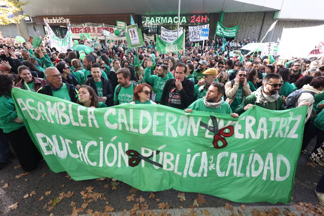 News Bilder des Tages Rally at the Madrid Regional Assembly in Support of the Indefinite Education Strike Several people at a rally in support of public education, in front of the Madrid Regional Assembly, on October 22, 2026, in Madrid, Spain. Public school teachers in the Community of Madrid began an indefinite strike on October 14 to demand more resources and better working conditions. The strike was called by the unions CCOO, CGT, CNT, Solidaridad Obrera, STEM, and UGT, as well as by the teachers’ advocacy groups Educación Especial Digna, Menos Lectivas, and Queremos FP. Among their main demands are the restoration of a maximum of 17 teaching periods per week in secondary education and vocational training, and 22 in elementary school, and a reduction  Copyright: xEduardoxParrax 7861261