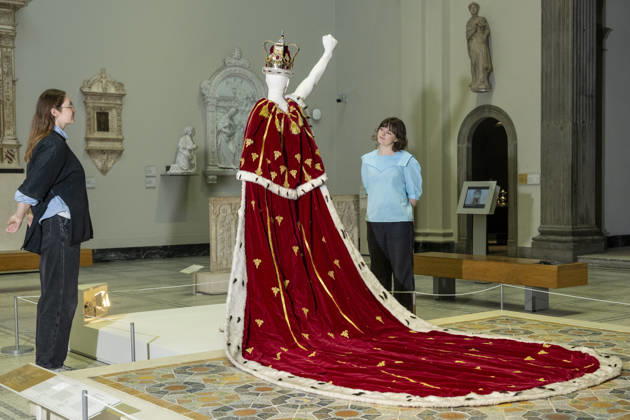 October 22, 2026, London, London, UK: LONDON, UK. Ã¢â‚¬ËœCloak and crown ensemble worn on the Magic TourÃ¢â‚¬â ¢, 1986, by Diana Moseley at a preview of Ã¢â‚¬ËœFreddie Mercury Splendid ThingsÃ¢â‚¬â ¢ at the V&A, South Kensington. To mark the 80th anniversary year of Freddie MercuryÃ¢â‚¬â ¢s birth, eight looks worn by him are displayed around the museum in a trail ,developed with Mary Austin, his former fianco e and close friend, to celebrate his career through costumes and accessories worn in some of QueenÃ¢â‚¬â ¢s most memorable music videos and performances. The show runs to 17 January 2027. London UK  - ZUMAl94_ 20261022_zaf_l94_007 Copyright: xStephenxChungx