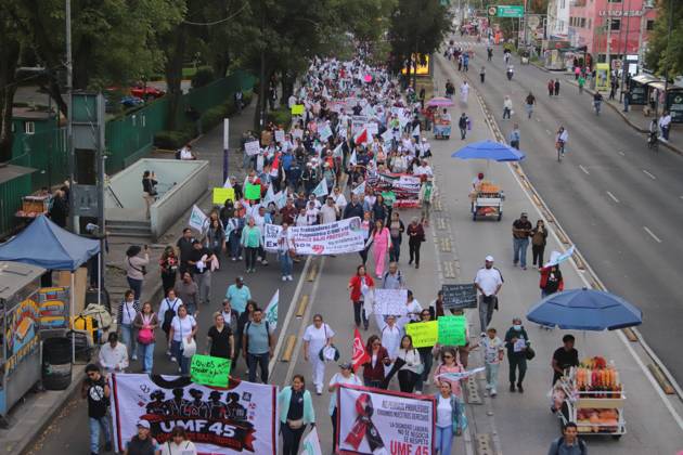 October 21, 2026, Mexico City, Mexico: MEXICO Mexico City, MEXICO - OCTOBER 21, 2026: Workers and retirees from the Mexican Social Security Institute (IMSS) are once again taking to the streets of Mexico City to demand the resignation of the general secretary of the National Union of Social Security Workers, the supply of medical supplies and equipment, and a direct pay raise based on the pay scale. Photo: JNA Press. Mexico City Mexico - ZUMAq101 20261021_zna_q101_260 Copyright: xCarlosxSantiagox