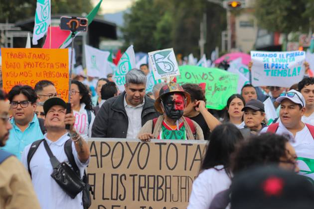 October 21, 2026, Mexico City, Mexico: MEXICO Mexico City, MEXICO - OCTOBER 21, 2026: Workers and retirees from the Mexican Social Security Institute (IMSS) are once again taking to the streets of Mexico City to demand the resignation of the general secretary of the National Union of Social Security Workers, the supply of medical supplies and equipment, and a direct pay raise based on the pay scale. Photo: JNA Press. Mexico City Mexico - ZUMAq101 20261021_zna_q101_261 Copyright: xCarlosxSantiagox