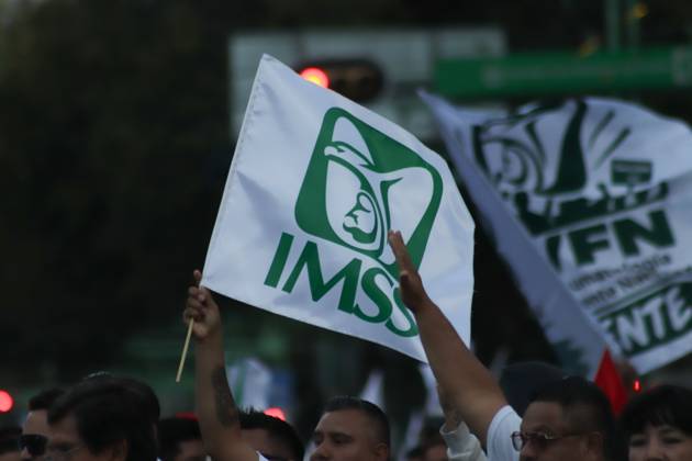 October 21, 2026, Mexico City, Mexico: MEXICO Mexico City, MEXICO - OCTOBER 21, 2026: Workers and retirees from the Mexican Social Security Institute (IMSS) are once again taking to the streets of Mexico City to demand the resignation of the general secretary of the National Union of Social Security Workers, the supply of medical supplies and equipment, and a direct pay raise based on the pay scale. Photo: JNA Press. Mexico City Mexico - ZUMAq101 20261021_zna_q101_263 Copyright: xCarlosxSantiagox