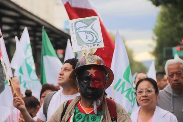 October 21, 2026, Mexico City, Mexico: MEXICO Mexico City, MEXICO - OCTOBER 21, 2026: Workers and retirees from the Mexican Social Security Institute (IMSS) are once again taking to the streets of Mexico City to demand the resignation of the general secretary of the National Union of Social Security Workers, the supply of medical supplies and equipment, and a direct pay raise based on the pay scale. Photo: JNA Press. Mexico City Mexico - ZUMAq101 20261021_zna_q101_265 Copyright: xCarlosxSantiagox