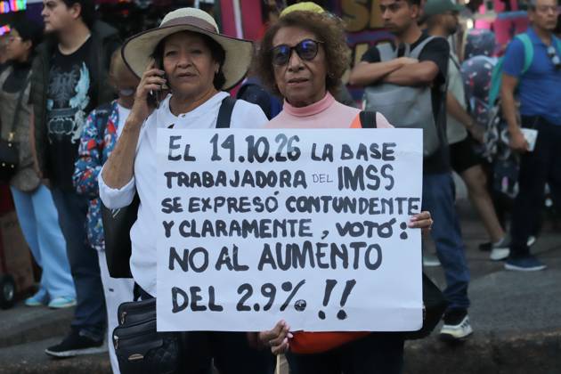 October 21, 2026, Mexico City, Mexico: MEXICO Mexico City, MEXICO - OCTOBER 21, 2026: Workers and retirees from the Mexican Social Security Institute (IMSS) are once again taking to the streets of Mexico City to demand the resignation of the general secretary of the National Union of Social Security Workers, the supply of medical supplies and equipment, and a direct pay raise based on the pay scale. Photo: JNA Press. Mexico City Mexico - ZUMAq101 20261021_zna_q101_267 Copyright: xCarlosxSantiagox
