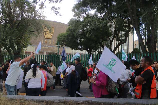October 21, 2026, Mexico City, Mexico: MEXICO Mexico City, MEXICO - OCTOBER 21, 2026: Workers and retirees from the Mexican Social Security Institute (IMSS) are once again taking to the streets of Mexico City to demand the resignation of the general secretary of the National Union of Social Security Workers, the supply of medical supplies and equipment, and a direct pay raise based on the pay scale. Photo: JNA Press. Mexico City Mexico - ZUMAq101 20261021_zna_q101_272 Copyright: xCarlosxSantiagox