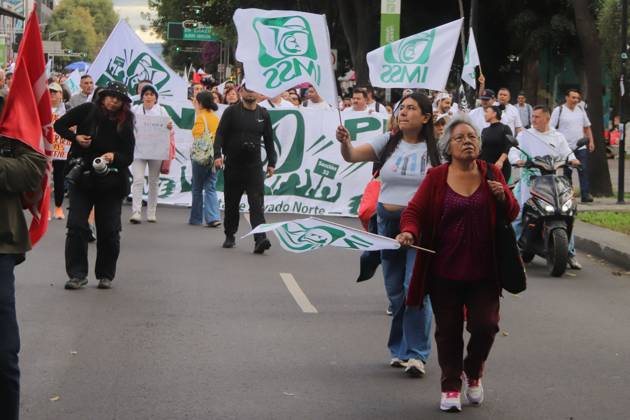 October 21, 2026, Mexico City, Mexico: MEXICO Mexico City, MEXICO - OCTOBER 21, 2026: Workers and retirees from the Mexican Social Security Institute (IMSS) are once again taking to the streets of Mexico City to demand the resignation of the general secretary of the National Union of Social Security Workers, the supply of medical supplies and equipment, and a direct pay raise based on the pay scale. Photo: JNA Press. Mexico City Mexico - ZUMAq101 20261021_zna_q101_273 Copyright: xCarlosxSantiagox