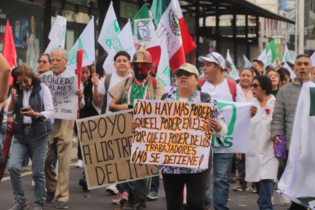 October 21, 2026, Mexico City, Mexico: MEXICO Mexico City, MEXICO - OCTOBER 21, 2026: Workers and retirees from the Mexican Social Security Institute (IMSS) are once again taking to the streets of Mexico City to demand the resignation of the general secretary of the National Union of Social Security Workers, the supply of medical supplies and equipment, and a direct pay raise based on the pay scale. Photo: JNA Press. Mexico City Mexico - ZUMAq101 20261021_zna_q101_274 Copyright: xCarlosxSantiagox