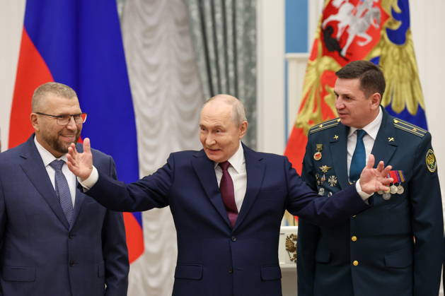 RUSSIA, MOSCOW - OCTOBER 22, 2026: Russia s President Vladimir Putin (C) and the Federal Customs Service of Russia to the agency s head Valery Pikalev (L) are seen during a ceremony at the Kremlin in which Pikalev was presented the agency s banner. Approved by a presidential decree in 2019, the banner has not yet been presented to the agency s top official. Pelageya Tikhonova POOL TASS  99764182
