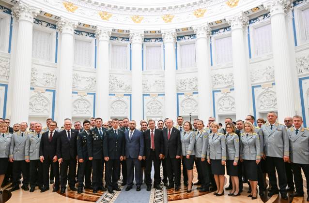 Russia Putin Federal Customs Service 9270473 22.10.2026 Federal Customs Service head Valery Pikalev, centre, and the agency™s staff members pose for a photo after a ceremony to present the agency with its banner at the Kremlin in Moscow, Russia. Pelagiya Tikhonova Sputnik Moscow Russia  Copyright: xPelagiyaxTikhonovax