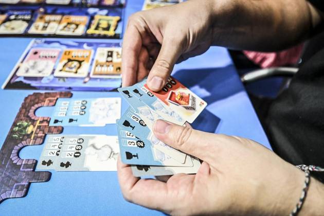 First Day of the Essen Game Fair SPIEL Essen will take place from October 22 to 25, 2026, at the Messe Essen exhibition grounds ** FOR EDITORIAL USE ONLY ** EDITORIAL USE ONLY ** p Editor Kirsten Gnoht plays the game Stibitzt on Thursday, October 10, 2026 First Day of the Essen Game Fair SPIEL Essen Copyright: KerstinxKokoska doc8852wm5ixr8emnjgjty ,EDITORIAL USE ONLY Copyright: KerstinxKokoska