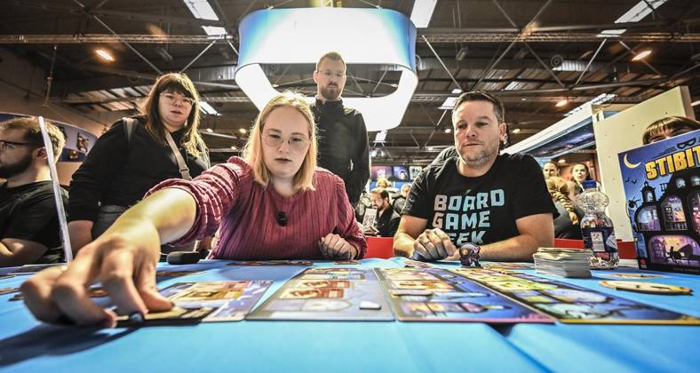First Day of the Essen Game Fair SPIEL Essen will take place from October 22 to 25, 2026, at the Messe Essen exhibition grounds ** FOR EDITORIAL USE ONLY ** EDITORIAL USE ONLY ** p Editor Kirsten Gnoht plays the game Stibitzt on Thursday, October 10, 2026 First Day of the Essen Game Fair SPIEL Essen Copyright: KerstinxKokoska doc8852wmrbtvr15r3xgodu ,EDITORIAL USE ONLY Copyright: KerstinxKokoska