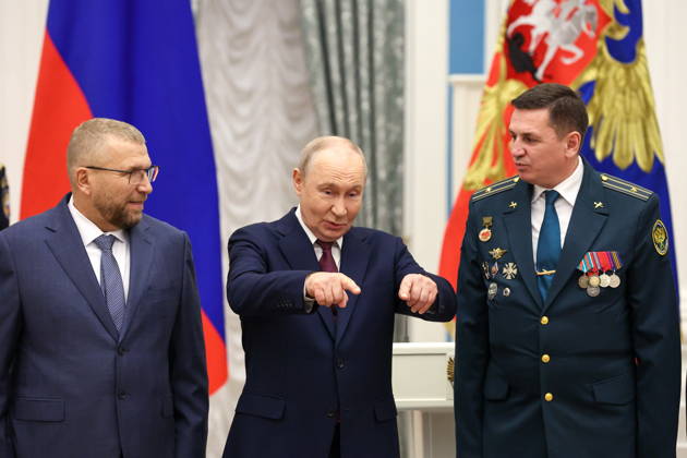 RUSSIA, MOSCOW - OCTOBER 22, 2026: Russia s President Vladimir Putin (C) and the Federal Customs Service of Russia to the agency s head Valery Pikalev (L) are seen during a ceremony at the Kremlin in which Pikalev was presented the agency s banner. Approved by a presidential decree in 2019, the banner has not yet been presented to the agency s top official Moscow Russia  - ZUMAt113 20261022_zaa_t113_367 Copyright: xPelageyaxTikhonovax