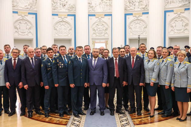 RUSSIA, MOSCOW - OCTOBER 22, 2026: The head of the Federal Customs Service of Russia, Valery Pikalev (C), and senior officers are seen after a ceremony at the Kremlin in which Pikalev was presented the agency s banner by Russia s President Putin (not pictured). Approved by a presidential decree in 2019, the banner has not yet been presented to the agency s top official Moscow Russia  - ZUMAt113 20261022_zaa_t113_406 Copyright: xMikhailxSinitsynx