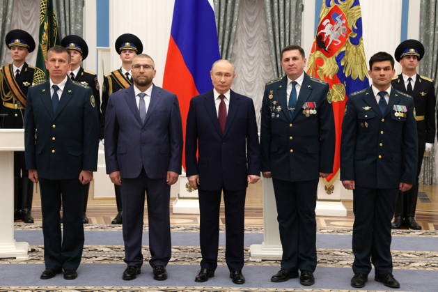 RUSSIA, MOSCOW - OCTOBER 22, 2026: Russia s President Vladimir Putin (C) and the Federal Customs Service of Russia to the agency s head Valery Pikalev (2nd L front) are seen during a ceremony at the Kremlin in which Pikalev was presented the agency s banner. Approved by a presidential decree in 2019, the banner has not yet been presented to the agency s top official Moscow Russia  - ZUMAt113 20261022_zaa_t113_411 Copyright: xGavriilxGrigorovx