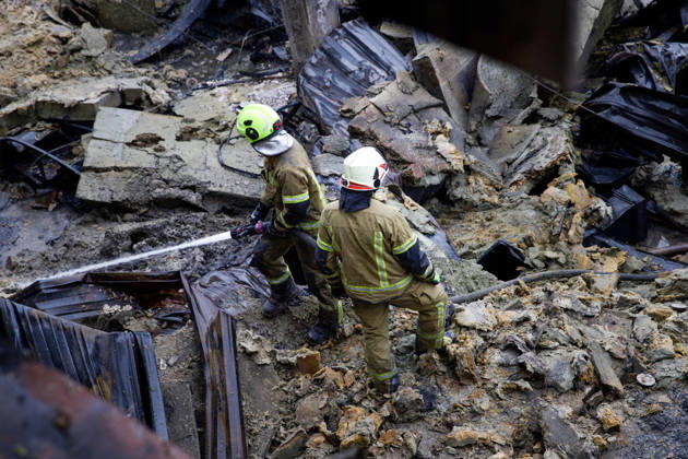 State Emergency Service rescue workers extinguish a fire caused by a Russian ballistic missile attack on an Epicentr K home improvement hypermarket and the surrounding shopping area in the Obolonskyi district, Kyiv, Ukraine, October 22, 2026. On Thursday night, Russian forces struck the Ukrainian capital with ballistic missiles and drones. According to the Kyiv City Military Administration, six districts came under attack. One person was killed, 24 were injured, and 16 of them were hospitalised. (Photo by Marianna Kotyk Ukrinform) Russian attack destroys shops in Kyiv  Copyright: xMariannaxKotykx