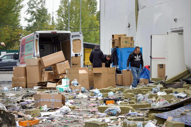 Men search for goods in a shopping area in the Obolonskyi district damaged by a Russian attack, Kyiv, Ukraine, October 22, 2026. On Thursday night, Russian forces struck the Ukrainian capital with ballistic missiles and drones. According to the Kyiv City Military Administration, six districts came under attack. One person was killed, 24 were injured, and 16 of them were hospitalised. (Photo by Marianna Kotyk Ukrinform) Russian attack destroys shops in Kyiv  Copyright: xMariannaxKotykx
