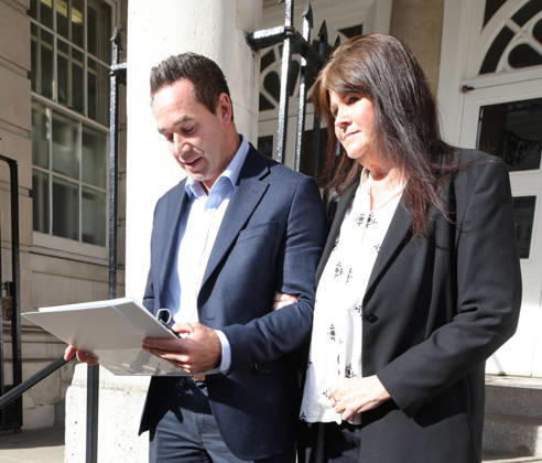Kieran Hayler 22.10.2026. Kieran Hayler ex husband of Katie Price, looks happy after his not guilty verdict as he leaves Lewes Crown Court this afternoon., with his mother Wendy.  Copyright: xGaryxStonex NINTCHDBPICT001117627100