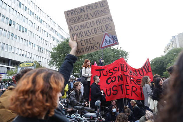 Students gather outside Pitie-Salpetriere hospital in Paris PARIS, FRANCE - OCTOBER 22: Students and protesters gather outside the Pitie-Salpetriere hospital in Paris, France, on October 22, 2026, during a demonstration called by student and high school organisations amid ongoing social and political tensions in France. The demonstration had been banned by the Paris police prefecture. Ibrahim Ezzat Anadolu Paris France. Editorial use only. Please get in touch for any other usage.  Copyright: x2026xAnadoluxIbrahimxEzzatx