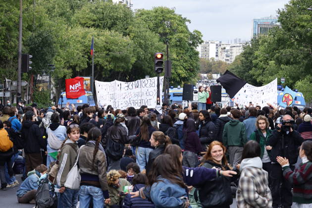 Students gather outside Pitie-Salpetriere hospital in Paris PARIS, FRANCE - OCTOBER 22: Students and protesters gather outside the Pitie-Salpetriere hospital in Paris, France, on October 22, 2026, during a demonstration called by student and high school organisations amid ongoing social and political tensions in France. The demonstration had been banned by the Paris police prefecture. Ibrahim Ezzat Anadolu Paris France. Editorial use only. Please get in touch for any other usage.  Copyright: x2026xAnadoluxIbrahimxEzzatx