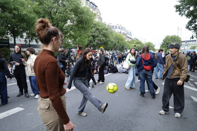 Students gather outside Pitie-Salpetriere hospital in Paris PARIS, FRANCE - OCTOBER 22: Students and protesters gather outside the Pitie-Salpetriere hospital in Paris, France, on October 22, 2026, during a demonstration called by student and high school organisations amid ongoing social and political tensions in France. The demonstration had been banned by the Paris police prefecture. Ibrahim Ezzat Anadolu Paris France. Editorial use only. Please get in touch for any other usage.  Copyright: x2026xAnadoluxIbrahimxEzzatx