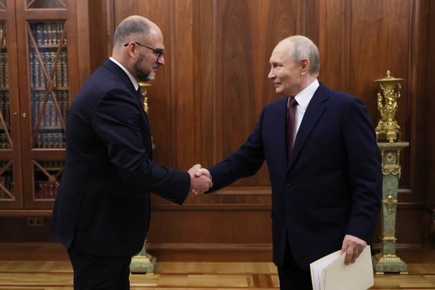 RUSSIA, MOSCOW - OCTOBER 22, 2026: Russia s President Vladimir Putin (R) and Vladivostok Mayor Konstantin Shestakov shake hands during a meeting at the Moscow Kremlin. Mikhail Metzel Russian Presidential Press and Information Office TASS  99770072