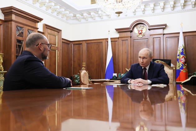 RUSSIA, MOSCOW - OCTOBER 22, 2026: Russia s President Vladimir Putin (R) holds a meeting with Vladivostok Mayor Konstantin Shestakov at the Moscow Kremlin Moscow Russia  - ZUMAt113 20261022_zaa_t113_568 Copyright: xMikhailxMetzelx