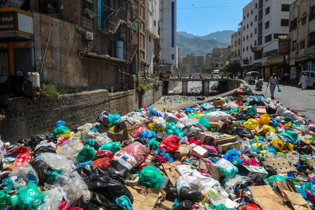News Bilder des Tages Streets of Taiz fill with waste as fuel supplies are cut off TAIZ, YEMEN - OCTOBER 22: Piles of garbage and waste accumulate are seen on streets in Taiz, Yemen on October 22, 2026. Waste collection activities have almost ground to a halt as Houthi forces launched a counter-offensive against government troops, besieging the strategically located city, blocking roads, and preventing fuel delivery to the region alongside ongoing security issues. Hamza Mustafa Anadolu Taiz Yemen. Editorial use only. Please get in touch for any other usage.  Copyright: x2026xAnadoluxHamzaxMustafax
