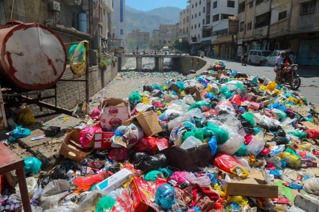 Streets of Taiz fill with waste as fuel supplies are cut off TAIZ, YEMEN - OCTOBER 22: Piles of garbage and waste accumulate are seen on streets in Taiz, Yemen on October 22, 2026. Waste collection activities have almost ground to a halt as Houthi forces launched a counter-offensive against government troops, besieging the strategically located city, blocking roads, and preventing fuel delivery to the region alongside ongoing security issues. Hamza Mustafa Anadolu Taiz Yemen. Editorial use only. Please get in touch for any other usage.  Copyright: x2026xAnadoluxHamzaxMustafax