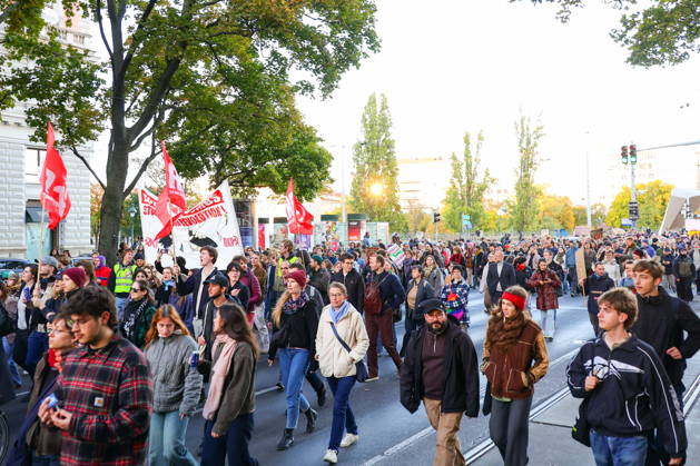 AUSTRIA, VIENNA - OCTOBER 22, 2026: People take to the streets of Vienna to protest against the underfunding of public universities Vienna Austria  - ZUMAt113 20261022_zaa_t113_660 Copyright: xArnexSvensonx