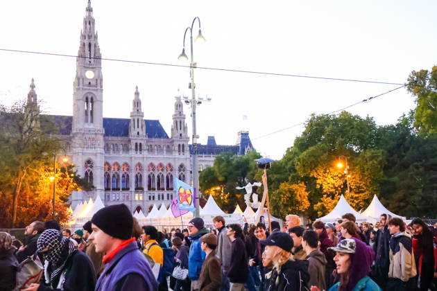 AUSTRIA, VIENNA - OCTOBER 22, 2026: People stage a protest outside the Vienna City Hall against the underfunding of public universities in Austria Vienna Austria  - ZUMAt113 20261022_zaa_t113_683 Copyright: xArnexSvensonx