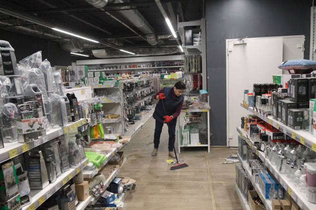 Russian attack destroys shops in Kyiv A worker sweeps away debris in an Epicentr K home improvement hypermarket in the Obolonskyi district damaged by a Russian attack in Kyiv, Ukraine, on October 22, 2026. On Thursday night, Russian forces struck the Ukrainian capital with ballistic missiles and drones. According to the Kyiv City Military Administration, six districts came under attack. One person was killed, 24 were injured, and 16 of them were hospitalised. Kyiv Ukraine  Copyright: xMariannaxKotykx originalFilename: ukrinform-russiana261022_npguC.jpg
