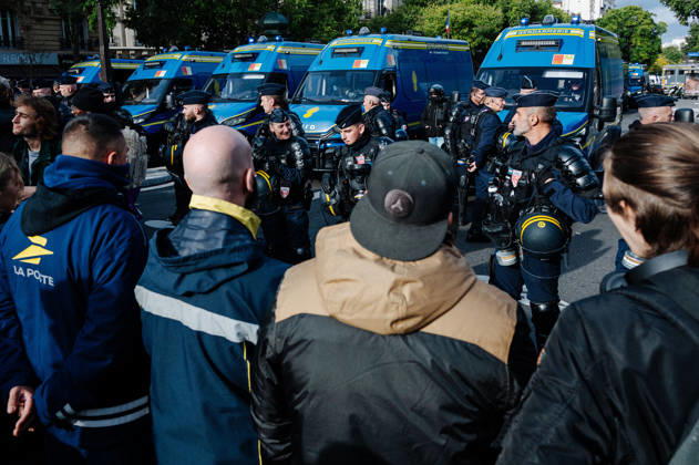 On Thursday, October 22, 2026, the high school and student protest planned in Paris, starting from the PitiÃ -SalpÃªtriere hospital (13th arrondissement), is finally being held as a static gathering. Banned on Wednesday by the Police Prefecture and then authorized by the administrative court, it saw a new prefectural decree cancel the march toward Place de la Bastille. Hundreds of protesters are gathered in front of the hospital, while several metro stations (Place d Italie, Austerlitz, Bastille) have remained closed since 10 a.m. - 22 10 2026 - France Paris Paris -  JanxSchmidt-Whitley LexPictorium LePictorium_0344760