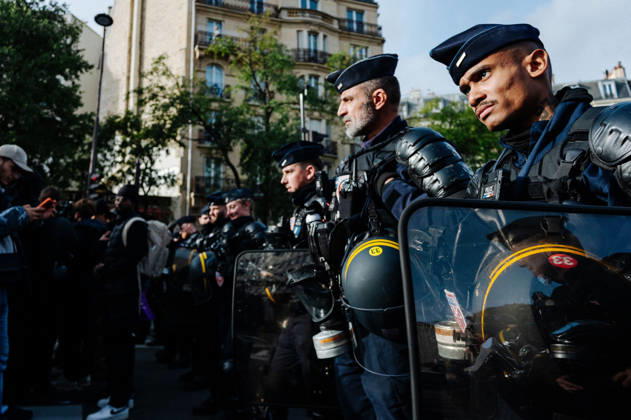 On Thursday, October 22, 2026, the high school and student protest planned in Paris, starting from the PitiÃ -SalpÃªtriere hospital (13th arrondissement), is finally being held as a static gathering. Banned on Wednesday by the Police Prefecture and then authorized by the administrative court, it saw a new prefectural decree cancel the march toward Place de la Bastille. Hundreds of protesters are gathered in front of the hospital, while several metro stations (Place d Italie, Austerlitz, Bastille) have remained closed since 10 a.m. - 22 10 2026 - France Paris Paris -  JanxSchmidt-Whitley LexPictorium LePictorium_0344762