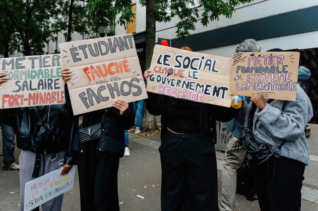 On Thursday, October 22, 2026, the high school and student protest planned in Paris, starting from the PitiÃ -SalpÃªtriere hospital (13th arrondissement), is finally being held as a static gathering. Banned on Wednesday by the Police Prefecture and then authorized by the administrative court, it saw a new prefectural decree cancel the march toward Place de la Bastille. Hundreds of protesters are gathered in front of the hospital, while several metro stations (Place d Italie, Austerlitz, Bastille) have remained closed since 10 a.m. - 22 10 2026 - France Paris Paris -  JanxSchmidt-Whitley LexPictorium LePictorium_0344768