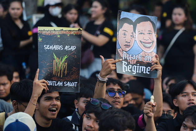 October 22, 2026, Surabaya, East Java, Indonesia: Demonstrators hold up posters during a protest in front of the Gedung Negara Grahadi in Surabaya, East Java, Indonesia, on October 22, 2026. The students demand accountability from the central and regional governments, alleging that both have failed to fulfill their political promises. Their demands include upholding civil supremacy, ending military involvement in the civil sphere, canceling the Free Nutritious Meal (MBG) program and the Red and White Village Cooperatives, and restoring the 20 percent education budget allocation as mandated by the constitution. They also request that forest and land fires (karhutla) be designated a national disaster. The protesters call for Prabowo Subianto - ZUMAp290 20261022_zip_p290_011 Copyright: xRendyxAgungxPrakosox