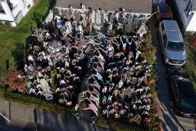 Handmade Zombies Take Over New Jersey Home for Halloween HAWTHORNE, NEW JERSEY - OCTOBER 22: An aerial view of a Halloween display featuring handmade zombies transforms the front lawn and roof of a home on Lafayette Avenue on October 22, 2026, in Hawthorne, New Jersey. Homeowner Tony Rodrigues creates the figures from scratch, incorporating 3D-printed faces into many of the designs. Inspired by Michael Jackson’s Thriller music video, Rodrigues has maintained the Halloween decoration tradition for more than a decade, turning his property into a seasonal attraction for visitors. Lokman Vural Elibol Anadolu New Jersey United States. Editorial use only. Please get in touch for any other usage.  Copyright: x2026xAnadoluxLokmanxVuralxElibolx