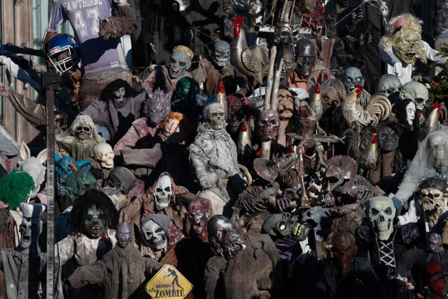 Handmade Zombies Take Over New Jersey Home for Halloween HAWTHORNE, NEW JERSEY - OCTOBER 22: A Halloween display featuring handmade zombies transforms the front lawn and roof of a home on Lafayette Avenue on October 22, 2026, in Hawthorne, New Jersey. Homeowner Tony Rodrigues creates the figures from scratch, incorporating 3D-printed faces into many of the designs. Inspired by Michael Jackson’s Thriller music video, Rodrigues has maintained the Halloween decoration tradition for more than a decade, turning his property into a seasonal attraction for visitors. Lokman Vural Elibol Anadolu New Jersey United States. Editorial use only. Please get in touch for any other usage.  Copyright: x2026xAnadoluxLokmanxVuralxElibolx