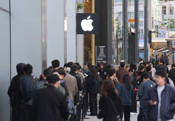 Apple s 1st foldable iPhone model on sale Apple s 1st foldable iPhone model on sale Shoppers line up for the launch of Apple Inc. s first foldable iPhone model, called Duo, at an Apple outlet in Seoul on Oct. 23, 2026. (Yonhap) 2026-10-23 08:27:21 <Copyright ¨Ï 1980-2026 YONHAPNEWS AGENCY. .> ¼­¿ïÆ¯º°½Ã EDITORIAL USE ONLY  Copyright: xx 1st ???x yonphotos257921
