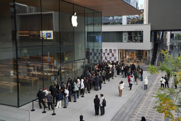 Apple s New iPhone Duo goes on sale in China BEIJING, CHINA - OCTOBER 23: Customers queue at Apple Inc. s Sanlitun store during the first day of in-store sales of the iPhone Duo smartphone in Beijing, China, on Friday, Oct. 23, 2026. Stringer Anadolu Beijing China. Editorial use only. Please get in touch for any other usage.  Copyright: x2026xAnadoluxStringerx