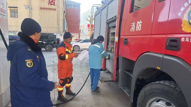 (261023) -- LHASA, Oct. 23, 2026 -- A staff member of PetroChina oil station refuels a fire engine bounding for the earthquake-hit Baqen County of Nagqu City in southwest China s Xizang Autonomous Region, on Oct. 23, 2026. Sixteen people were killed and 65 others injured after a 7.0-magnitude earthquake struck Baqen County of Nagqu City in southwest China s Xizang Autonomous Region at 10:33 p.m. Thursday, the city s earthquake relief headquarters said on Friday. The Ministry of Emergency Management and authorities in Xizang have mobilized resources for rescue and relief operations. (SpotNews) CHINA-XIZANG-NAGQU-EARTHQUAKE-RESCUE AND RELIEF (CN) JinxMeiduoji 