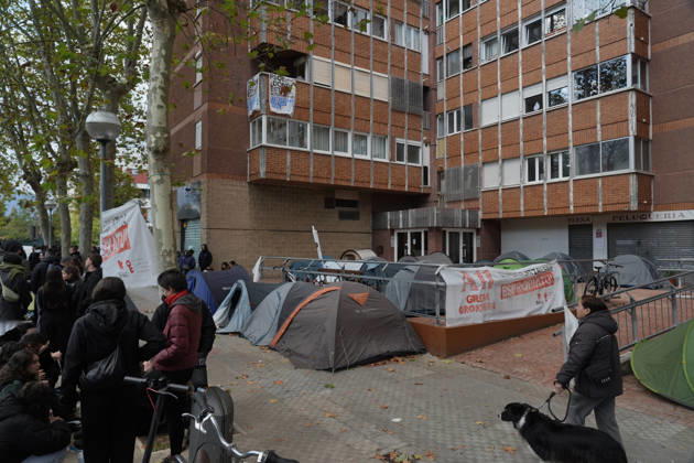 The Gasteiz Housing Union is calling for a rally to protest the eviction of a family with six minor children. Several tents set up during a rally to try to prevent an eviction, on October 23, 2026, in Vitoria-Gasteiz, Álava, Basque Country, Spain. The Gasteiz Housing Union has organized a rally to try to prevent the eviction of a family with six minor children; the reason for the eviction is the expiration of the rental agreement for the home after years of residence, amid the housing crisis and without the family having been provided with alternative housing by the authorities. OCTOBER 23, 2026 In Vitoria Gasteiz, Álava, Basque Country Vitoria Gasteiz, Álava, Basque Country Spain  Copyright: xInakixBerasalucex 7863078
