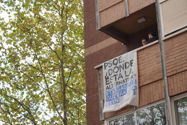 The Gasteiz Housing Union is organizing a rally to protest the eviction of a family with six minor children. A sign at a rally to try to prevent an eviction, on October 23, 2026, in Vitoria-Gasteiz, Álava, Basque Country, Spain. The Gasteiz Housing Union has organized a rally to try to prevent the eviction of a family with six minor children; the reason for the eviction is the expiration of the rental agreement for the home after years of residence, amid the housing crisis and without the family having been provided with alternative housing by the authorities. OCTOBER 23, 2026 In Vitoria Gasteiz, Álava, Basque Country Vitoria Gasteiz, Álava, Basque Country Spain  Copyright: xInakixBerasalucex 7863083