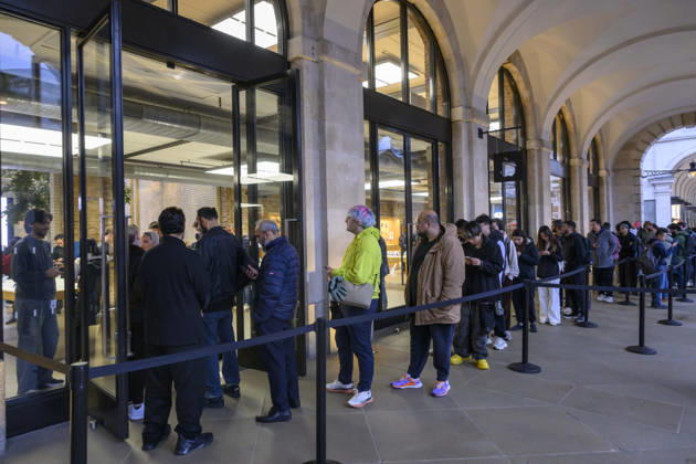 October 23, 2026, London, London, UK: London, UK. Customers queue outside the Apple Covent Garden store for the sale of the Apple iPhone Duo, the companyâ€⠢s first foldable iPhone. Opened, it is the thinnest iPhone ever, with a 7.6-inch inner display that provides a large canvas for viewing content, gaming, and multitasking, and a special nano-texture finish that minimises glare for an unparalleled viewing experience. Closed, the 5.4-inch outer display delivers 90 percent of the screen area of iPhone 18 Pro in a compact, pocketable design. London UK - ZUMAl94_ 20261023_zaf_l94_008 Copyright: xRayxTangx