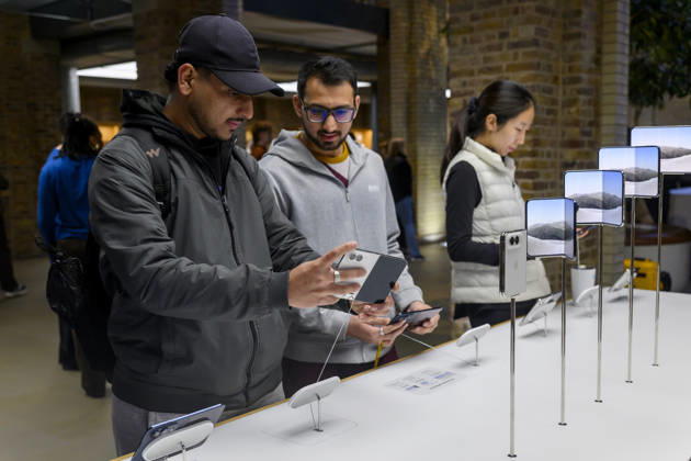October 23, 2026, London, London, UK: London, UK. Customers inside the Apple Covent Garden store view and buy the new Apple iPhone Duo, the companyâ€⠢s first foldable iPhone. Opened, it is the thinnest iPhone ever, with a 7.6-inch inner display that provides a large canvas for viewing content, gaming, and multitasking, and a special nano-texture finish that minimises glare for an unparalleled viewing experience. Closed, the 5.4-inch outer display delivers 90 percent of the screen area of iPhone 18 Pro in a compact, pocketable design. London UK - ZUMAl94_ 20261023_zaf_l94_018 Copyright: xRayxTangx