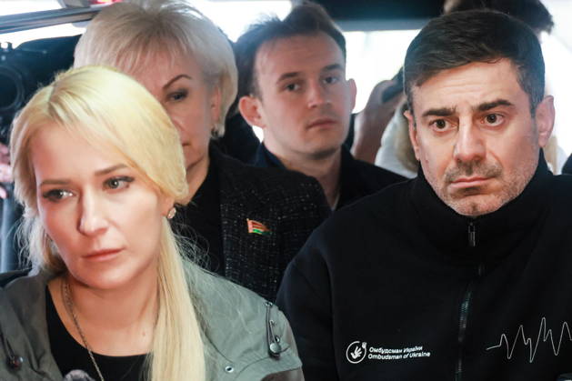 BELARUS, GOMEL REGION - OCTOBER 23, 2026: Russia s Human Rights Commissioner Yana Lantratova (L front) and Ukraine s Human Rights Commissioner Dmytro Lubinets (R front) meet Russian servicemen who returned from Ukrainian captivity during a Russian-Ukrainian exchange of prisoners-of-war at the Novaya Guta border crossing. Alexander Shcherbak TASS  99803376